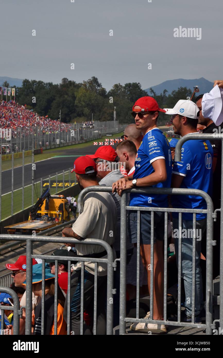 Les tifosi de l'Alta Velocita Grandstand 6b (et au-delà de la Grandstand 8) anticipent le départ du Grand Prix italien de formule 1 2025 à Monza, en Italie. Banque D'Images