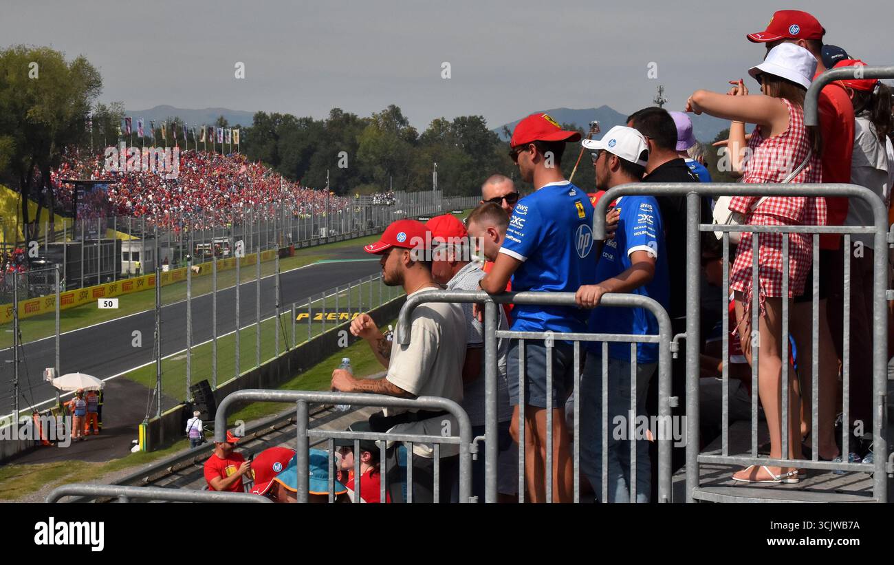 Les tifosi en tribune 8 (à gauche) et Alta Velocita Grandstand 6b anticipent le départ du Grand Prix italien de formule 1 2025 à Monza, en Italie. Banque D'Images