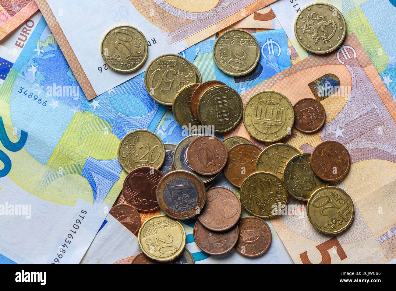 Gros plan sur les billets et les pièces en euros de différentes valeurs unitaires, concept financier et commercial. Banque D'Images