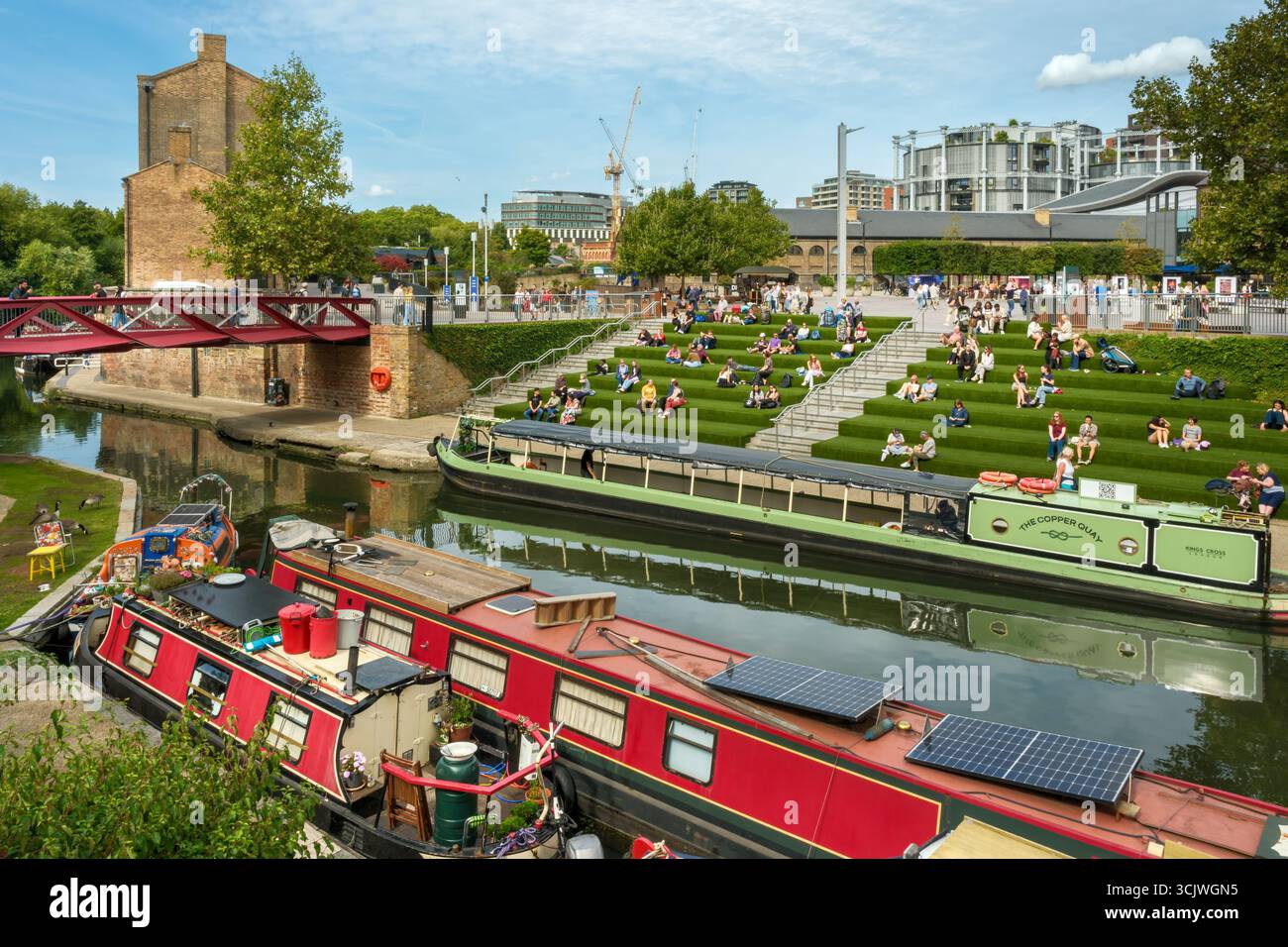 Londres, Angleterre - Une scène de week-end familière où les gens s'assoient sur les marches à côté du Regent's canal à Camden, au nord de Londres, profitant du soleil de la fin de l'été Banque D'Images