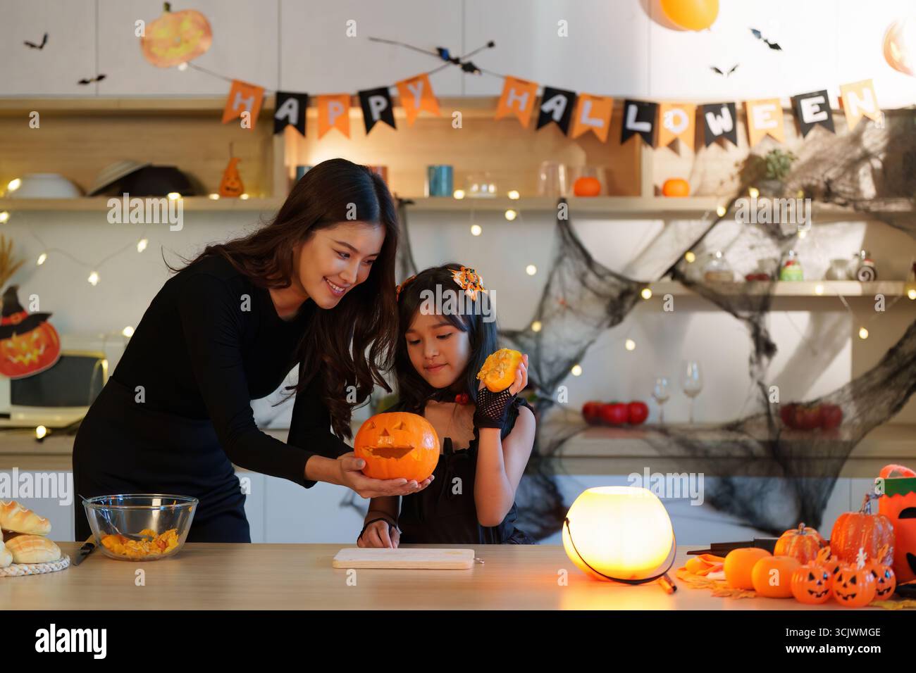 Mère et fille appréciant Halloween Pumpkin Carving ensemble Banque D'Images