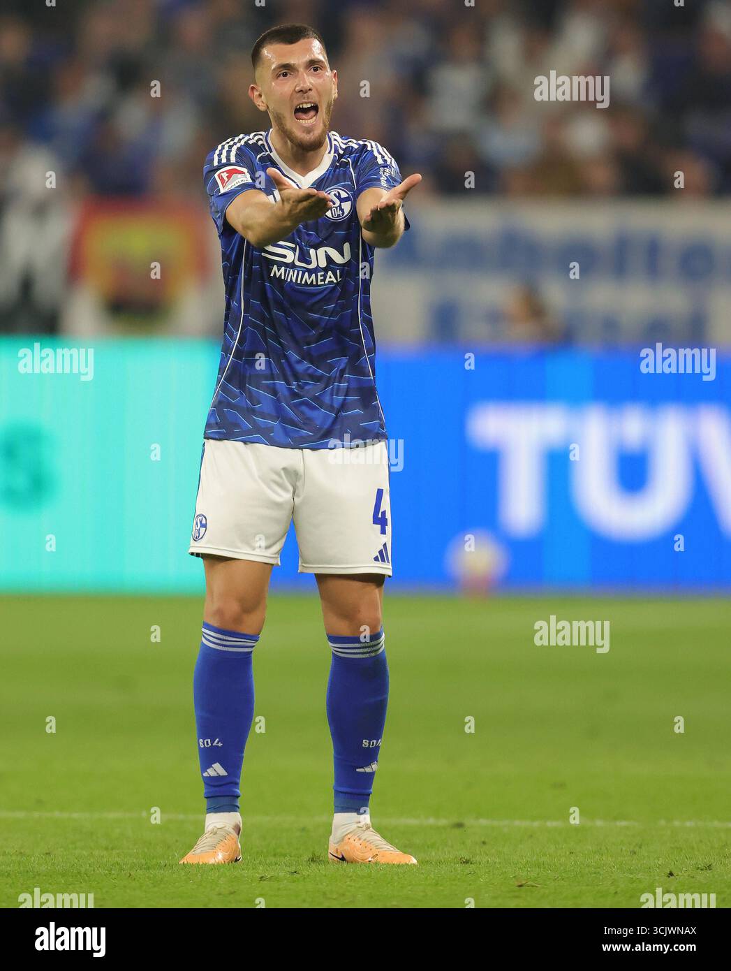 Schalke, Deutschland. 23 août 2025. firo : 23.08.2025, Football : 2.Bundesliga FC Schalke 04 - VfL Bochum Hasan Kurucay of FC Schalke 04 gestes geste geste crédit : dpa/Alamy Live News Banque D'Images