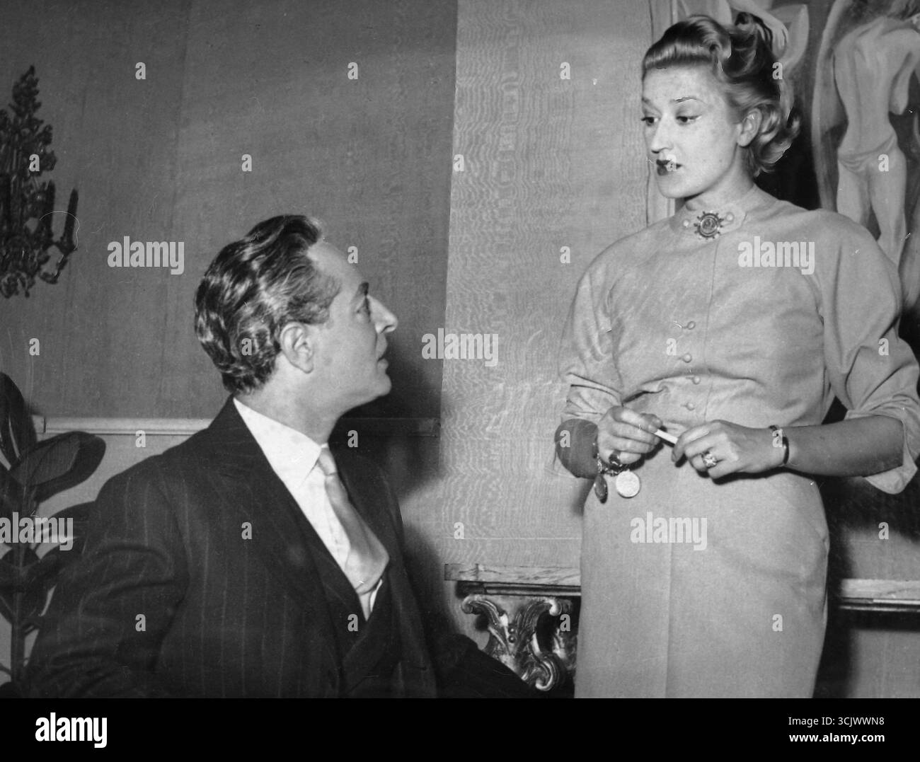 Deux invités à une élégante réception à la maison, Italie des années 1950 Banque D'Images