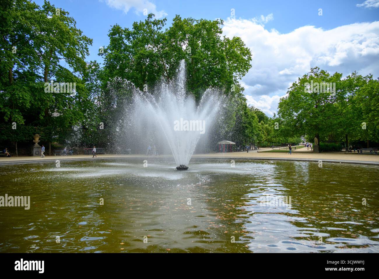 Fontaine dans Brussels Park, le plus grand parc public urbain du centre de Bruxelles, Belgique, le 16 juillet 2025 Banque D'Images