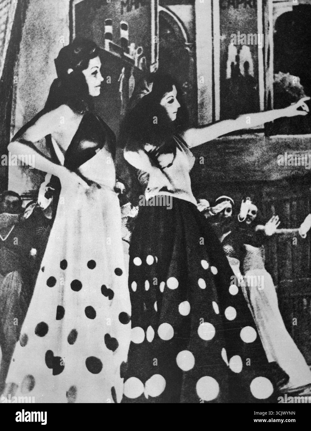 Deux showgirls dans un spectacle au Moulin Rouge, Paris, France, 1917 Banque D'Images
