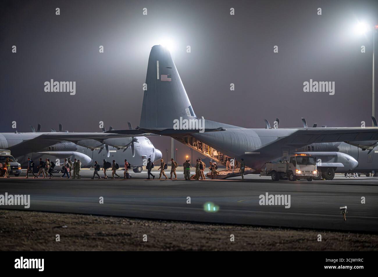 Les aviateurs de l'US Air Force affectés à plusieurs unités à travers la 386th Air Expeditionary Wing déchargent un C-130 Hercules après avoir participé à Agile Spartan Banque D'Images