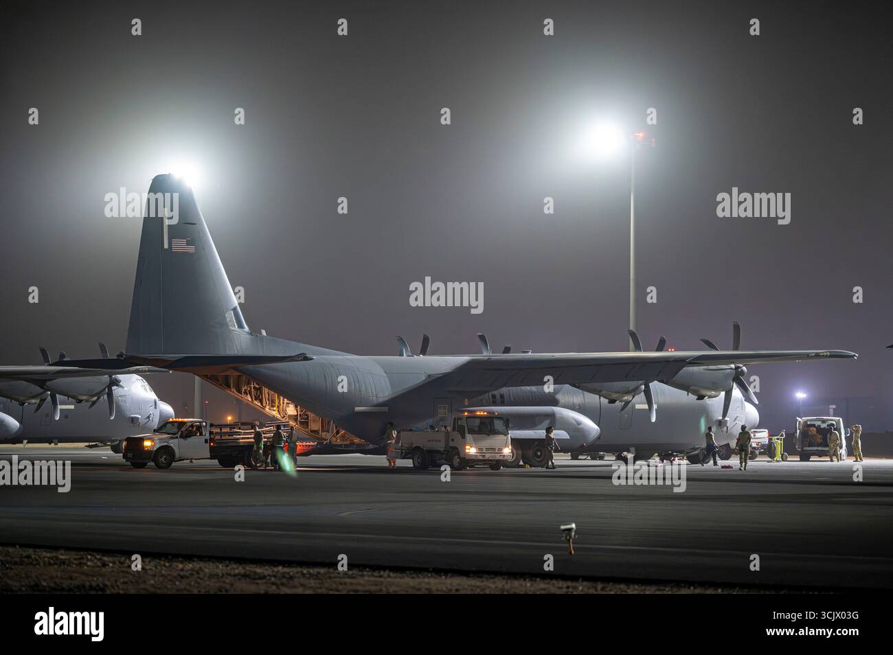 Les aviateurs de l'US Air Force affectés à plusieurs unités de la 386th Air Expeditionary Wing se préparent à décharger un C-130 Hercules après avoir participé à agi Banque D'Images