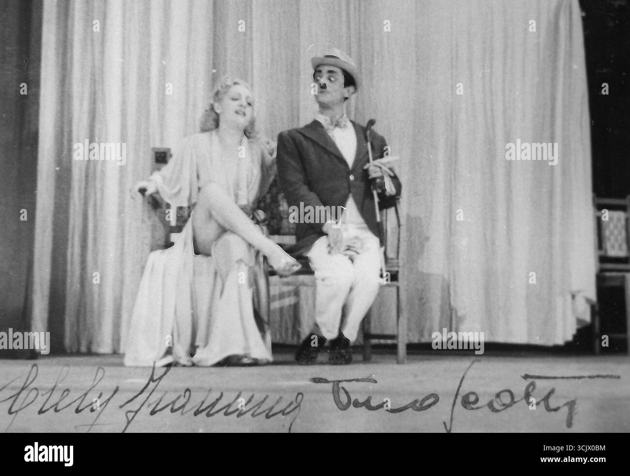 Les acteurs italiens Clely Fiamma et Tino Scotti lors d'une pièce de théâtre, Italie des années 1940 Banque D'Images
