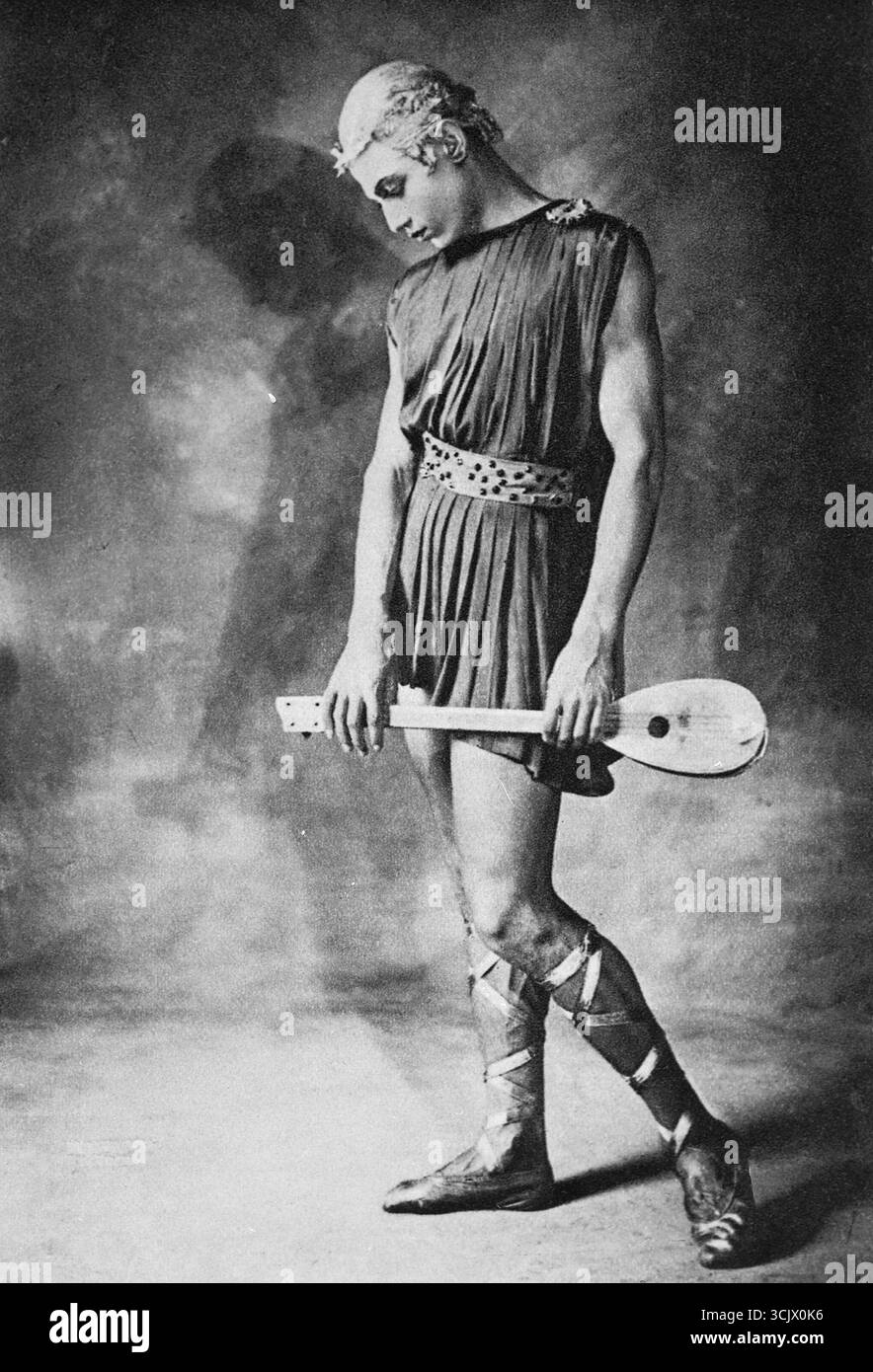 Le danseur ukrainien Serge Lifar dans le ballet Apollon Musagete, 1928 Banque D'Images