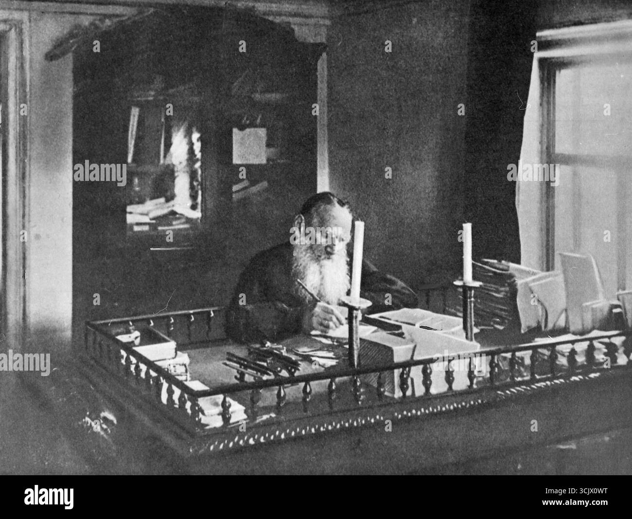 Romancier russe Leo Tolstoï dans le bureau de la maison Khamovniki, Moscou, Russie 1898 Banque D'Images