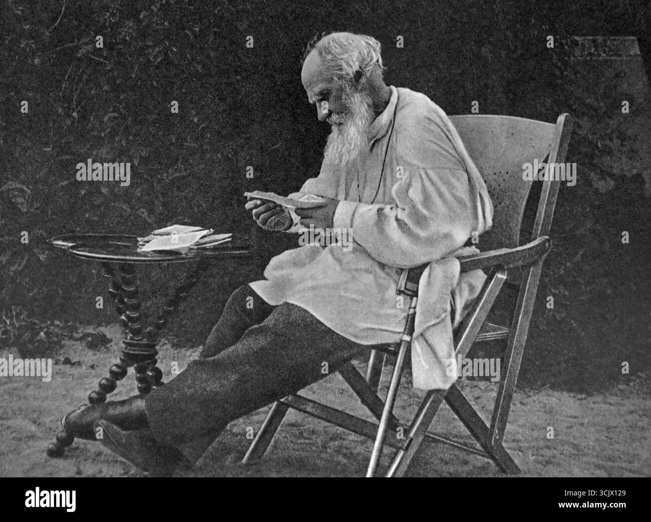 Romancier russe Leo Tolstoï lisant le courrier, Meshcherskoe, Russie 1910 Banque D'Images