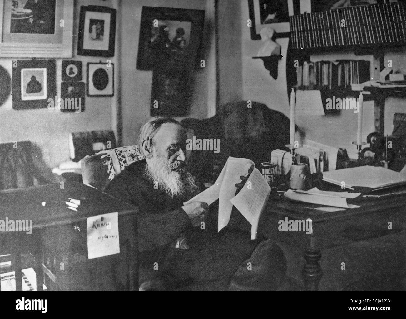 Romancier russe Leo Tolstoï dans son bureau, Yasnaya Polyana, Russie 1909 Banque D'Images