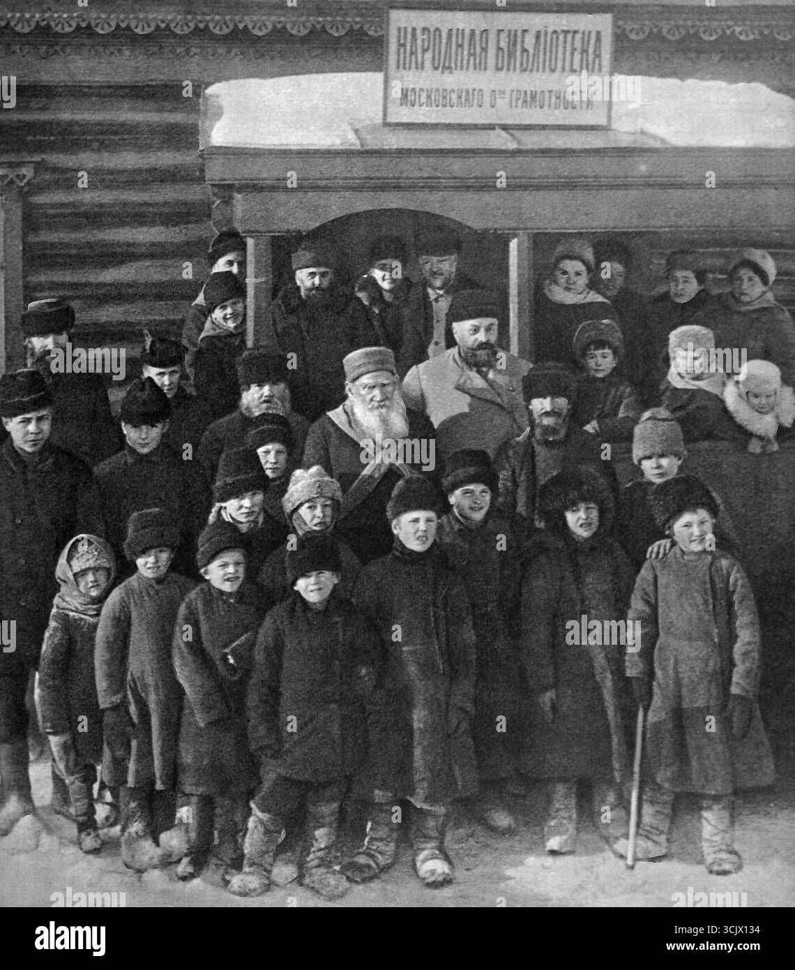 Le romancier russe Leo Tolstoï à l’ouverture de la bibliothèque populaire, Yasnaya Polyana, Russie 1910 Banque D'Images