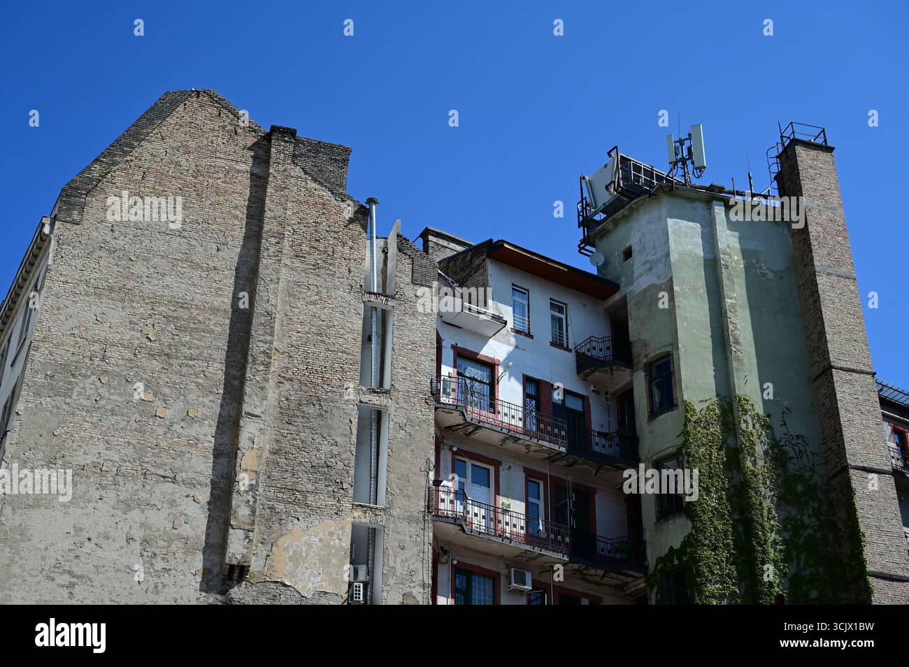 Appartements délabrés à Budapest, Hongrie. Banque D'Images