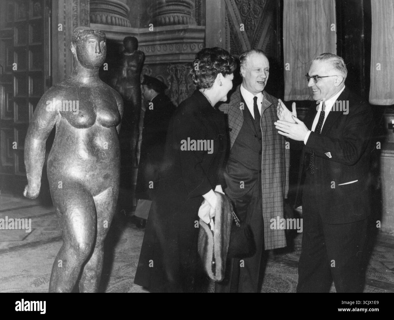 Artiste sculpteur italien Marino Marini, à son exposition, Italie des années 1950 Banque D'Images