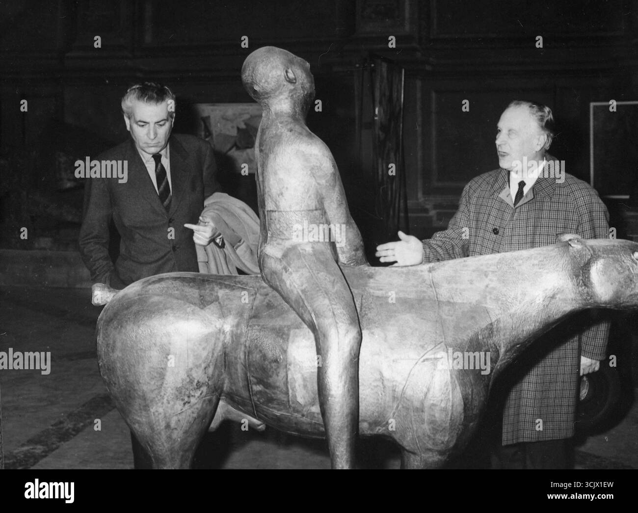 Artiste sculpteur italien Marino Marini, à son exposition, Italie des années 1950 Banque D'Images