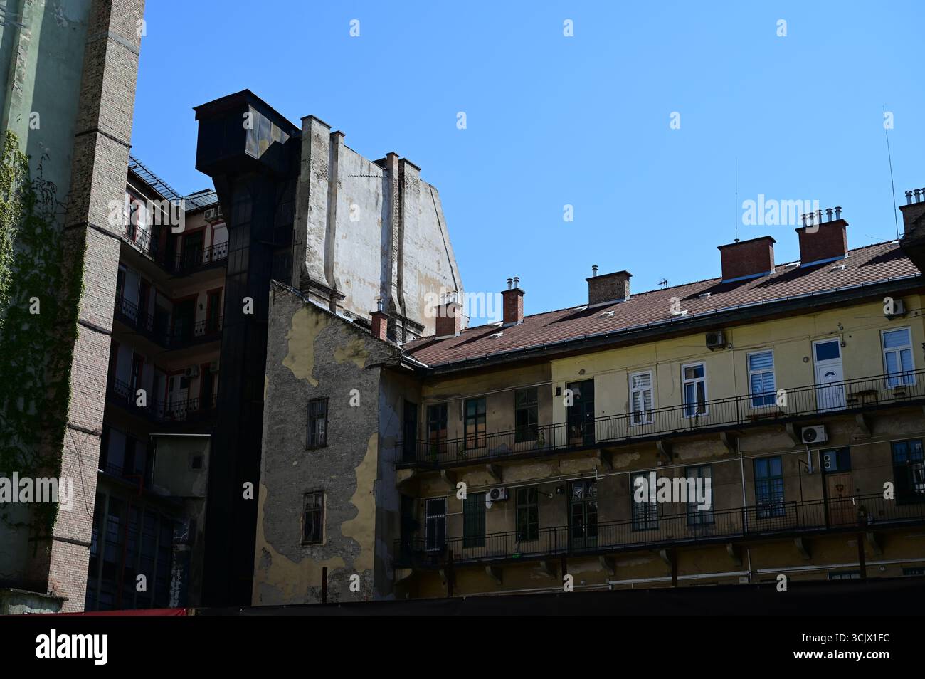Appartements délabrés à Budapest, Hongrie. Banque D'Images