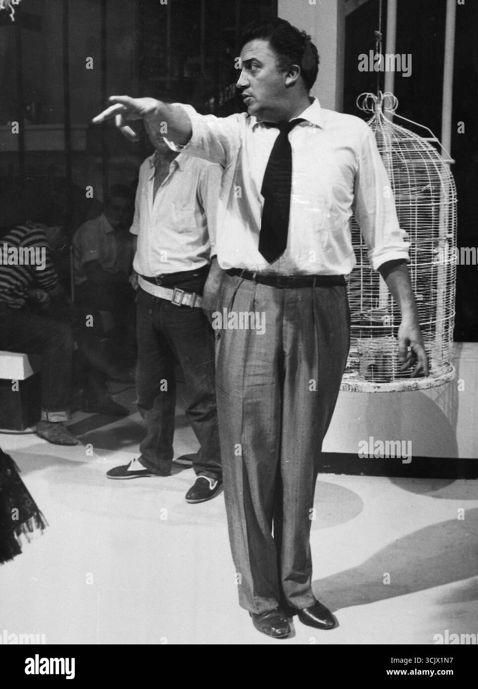 Le réalisateur italien Federico Fellini sur le tournage d'un film, années 1960 Banque D'Images