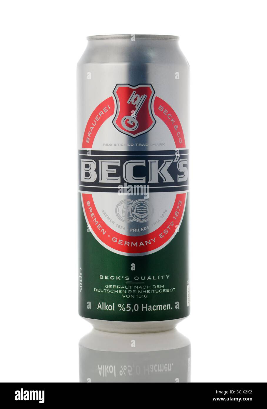 Gaziveren ,Chypre 09.08.2025 canette en aluminium de Becks bière allemande, isolé sur fond blanc, rafraîchissant emballage de boisson lager pour la publicité et Banque D'Images