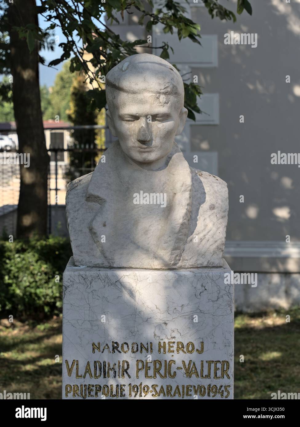 Bosnie-Herzégovine, Sarajevo Centar, Marijin Dvor : buste de l'héroe populaire 'Walter' Vladimir Perić ('Biste narodnih heroja 'Walter' Vladimir Perić' Banque D'Images