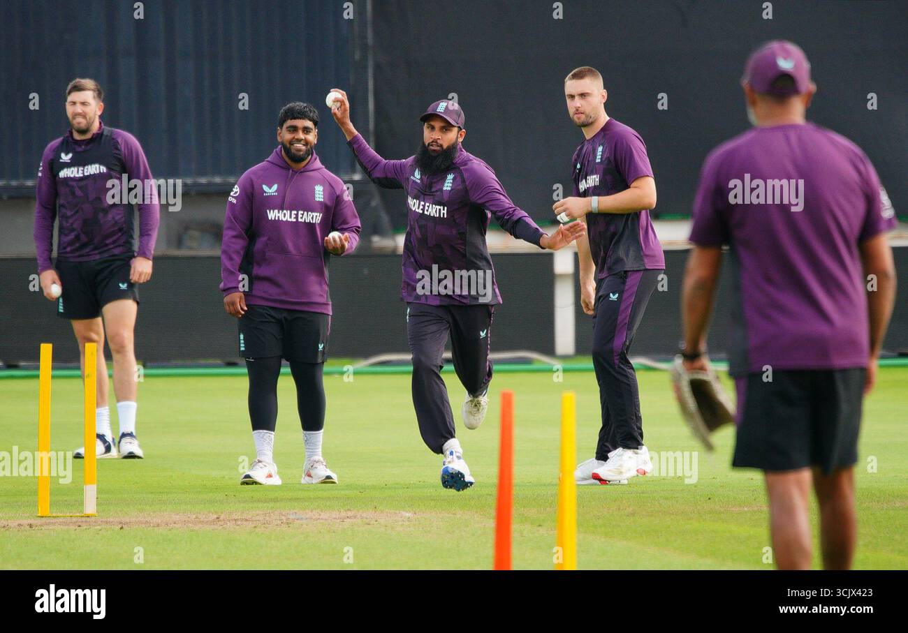 L'anglais Adil Rashid lors d'une séance de filets à Sophia Gardens, Cardiff. Date de la photo : mardi 9 septembre 2025. Banque D'Images L'anglais Adil Rashid lors d'une séance de filets à Sophia Gardens, Cardiff. Date de la photo : mardi 9 septembre 2025. Banque D'Images