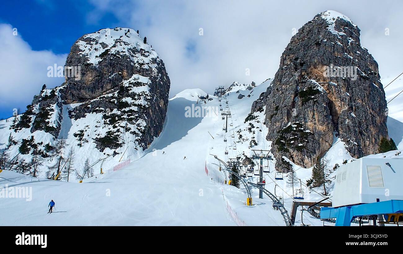Piste olympique de ski alpin Olimpia 1 à Cortina d’Ampezzo dans les Dolomites, Italie. La partie la plus raide entre les gros rochers. Remontées mécaniques et skieurs méconnaissables. Banque D'Images