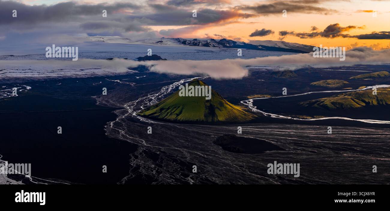 Vue aérienne de la colline volcanique, du glacier et des rivières en Islande au coucher du soleil Banque D'Images