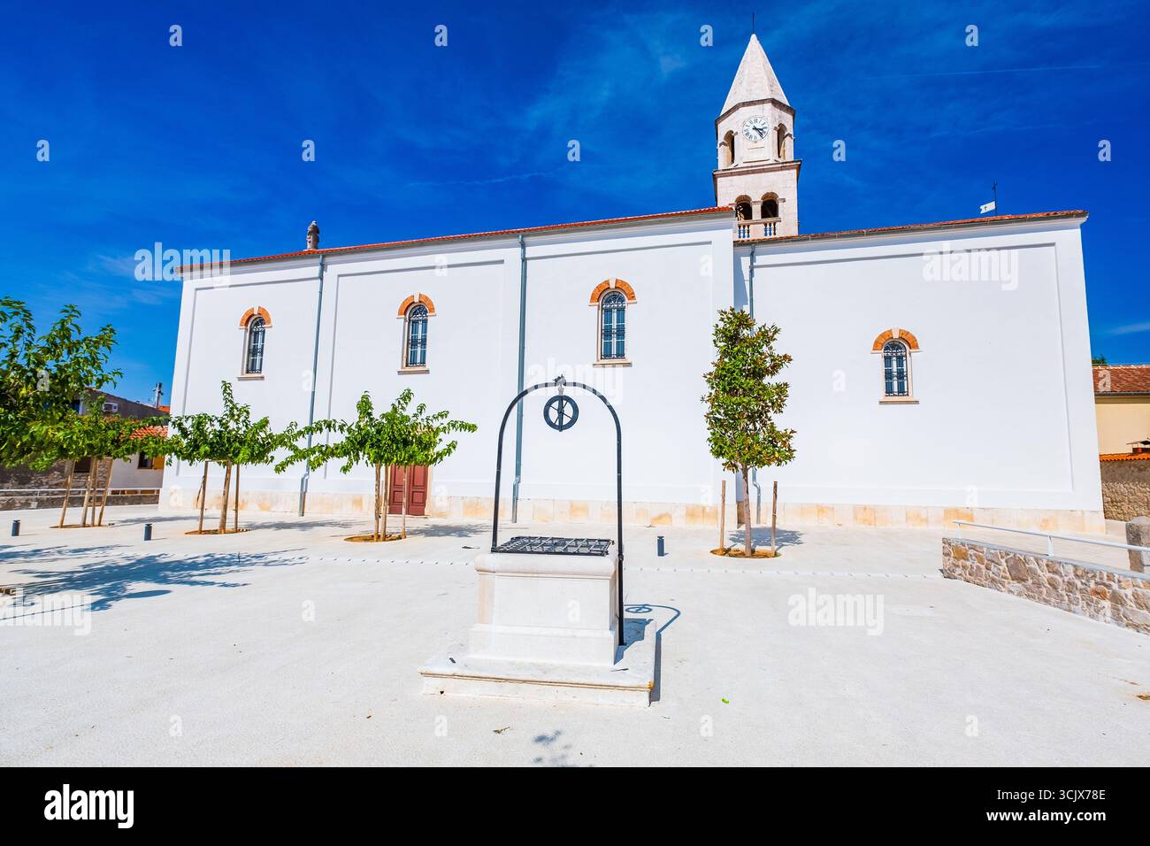 Architecture historique à Biograd, clocher de préparAnastasia et arrière-cour de l'église avec puits, Dalmatie, Croatie Banque D'Images