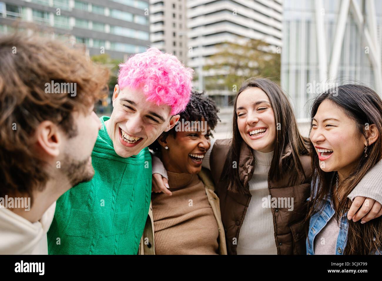 Jeune groupe de personnes diverses s'amusant ensemble à l'extérieur Banque D'Images