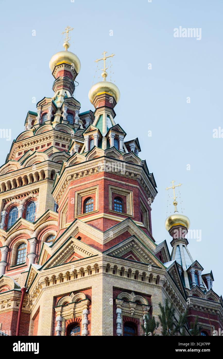 La cathédrale des Saints Pierre et Paul est sous le ciel bleu, photo verticale. Il a été conçu par Nikolaï Sultanov et achevé en 1905 Banque D'Images