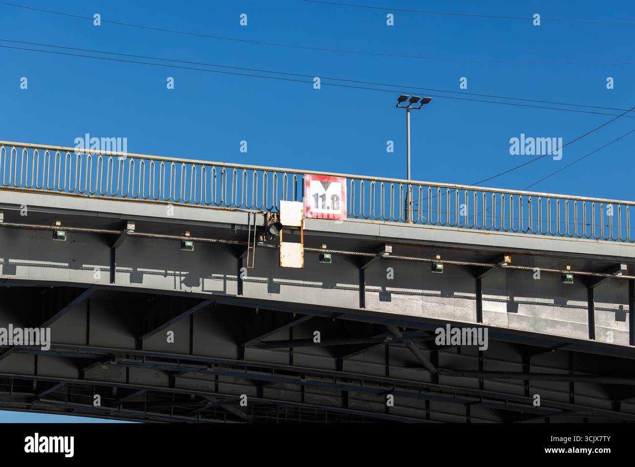 Pont routier métallique de passage supérieur avec panneau de limitation de hauteur de bateau. Saint-Pétersbourg, Russie Banque D'Images