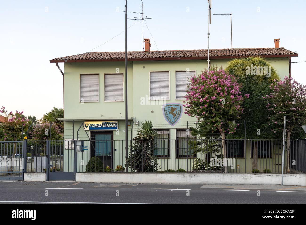 Piove di Sacco, Padoue, Vénétie, Italie - 10 août 2025 : vue extérieure du bâtiment Polizia Stradale (police routière italienne) Banque D'Images