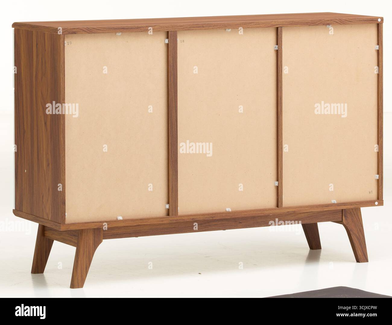 Armoire carrée en chêne à l'arrière fond de nature isolé avec chemin de clipping Banque D'Images