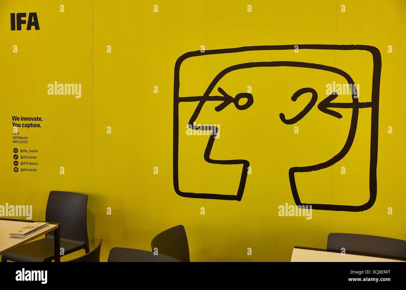 BERLIN, ALLEMAGNE - 7 septembre 2025 : le logo de l'IFA est affiché au salon IFA de l'électronique grand public Banque D'Images