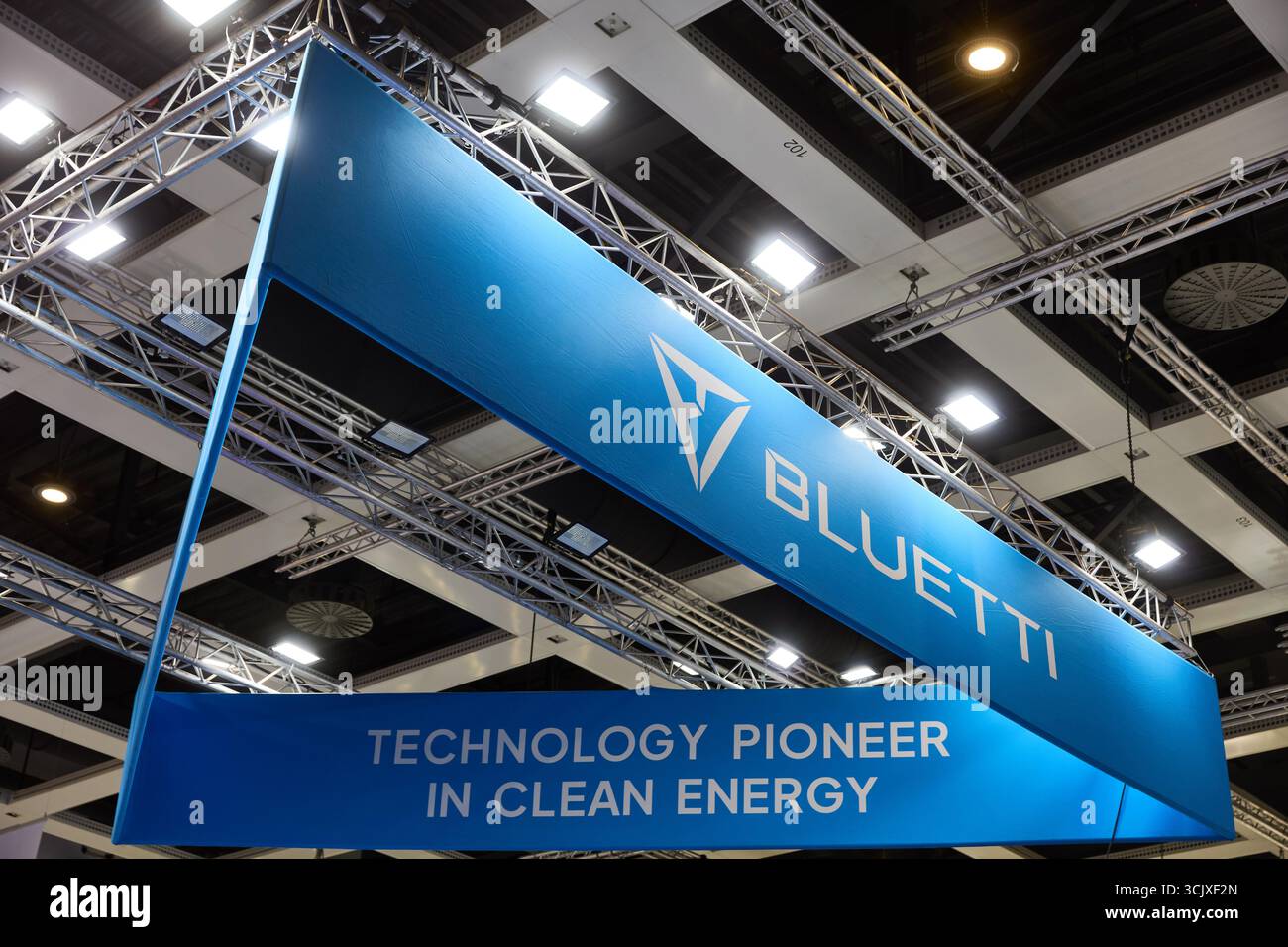 BERLIN, ALLEMAGNE - 7 septembre 2025 : photo du logo de la marque Bluetti au salon IFA Banque D'Images