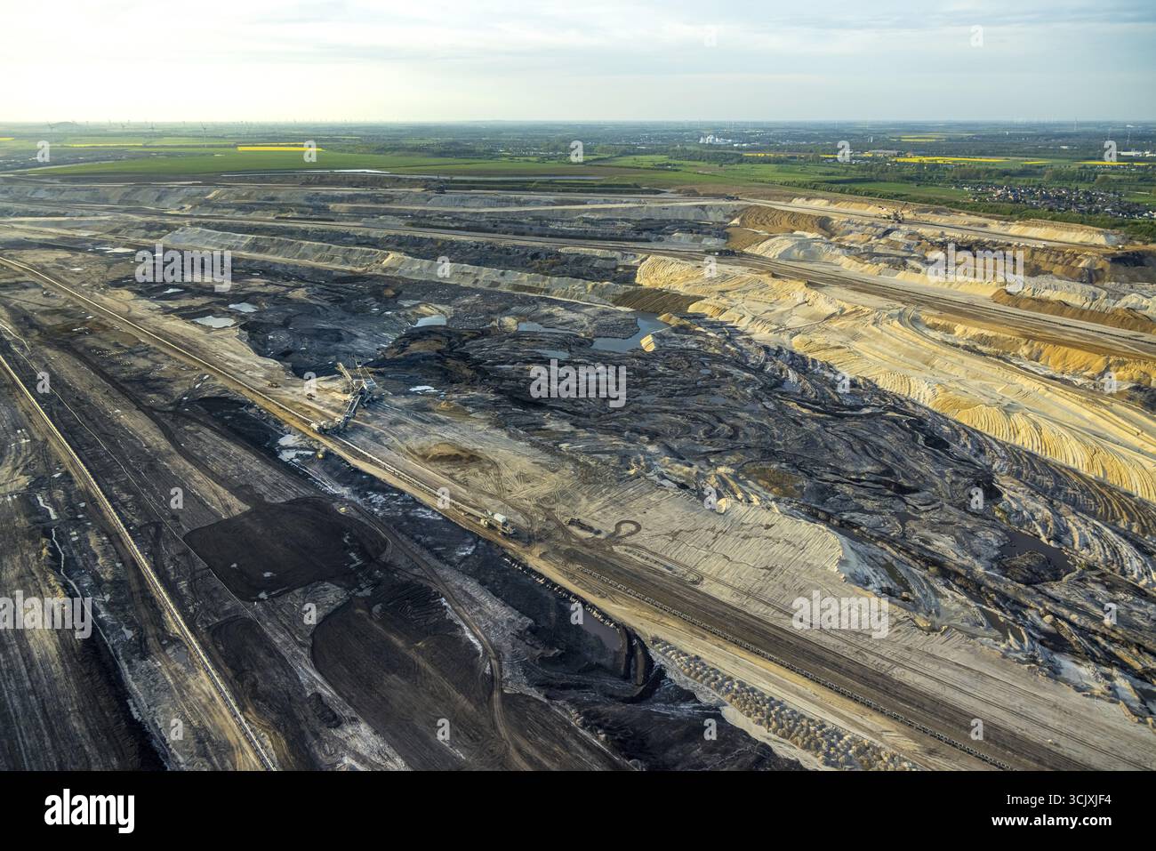 Vue aérienne, mine de lignite à ciel ouvert Inden de RWE Power AG, fourniture de la centrale électrique de Weisweiler, pelle sur roues à godets, zone minière de lignite rhénane, Inden Banque D'Images