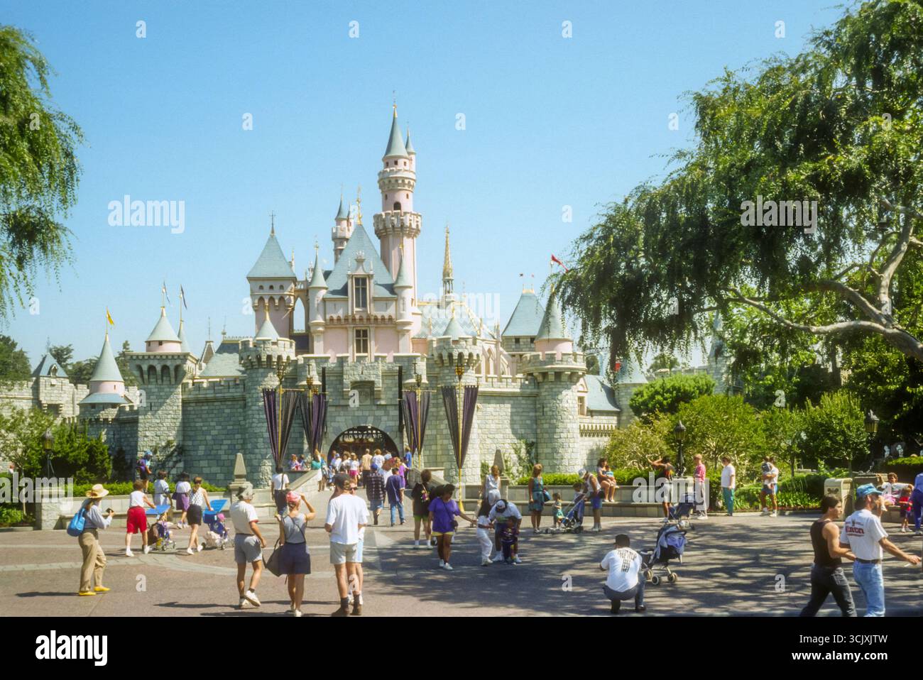 Photographie d'archive 1993 du château de la belle au bois dormant à Disneyland à Anaheim, Californie. Banque D'Images