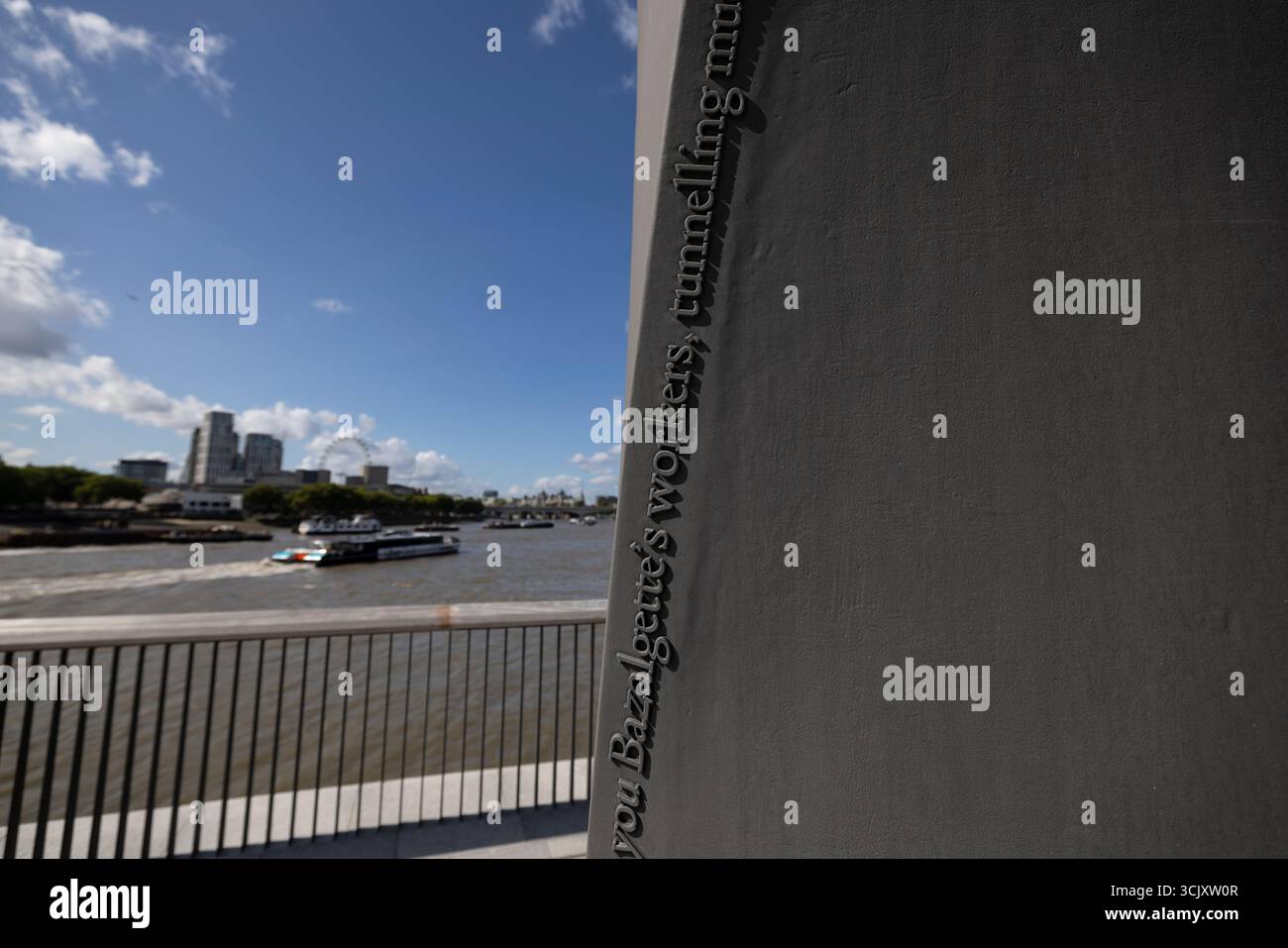 Bazalgette Embankment, place flottante de 1,5 hectares de terres récupérées dissimulant le « super égout » londonien de 4,6 milliards de livres sterling, à l'ouest de Blackfriars Bridge, dans le centre de Londres. Banque D'Images