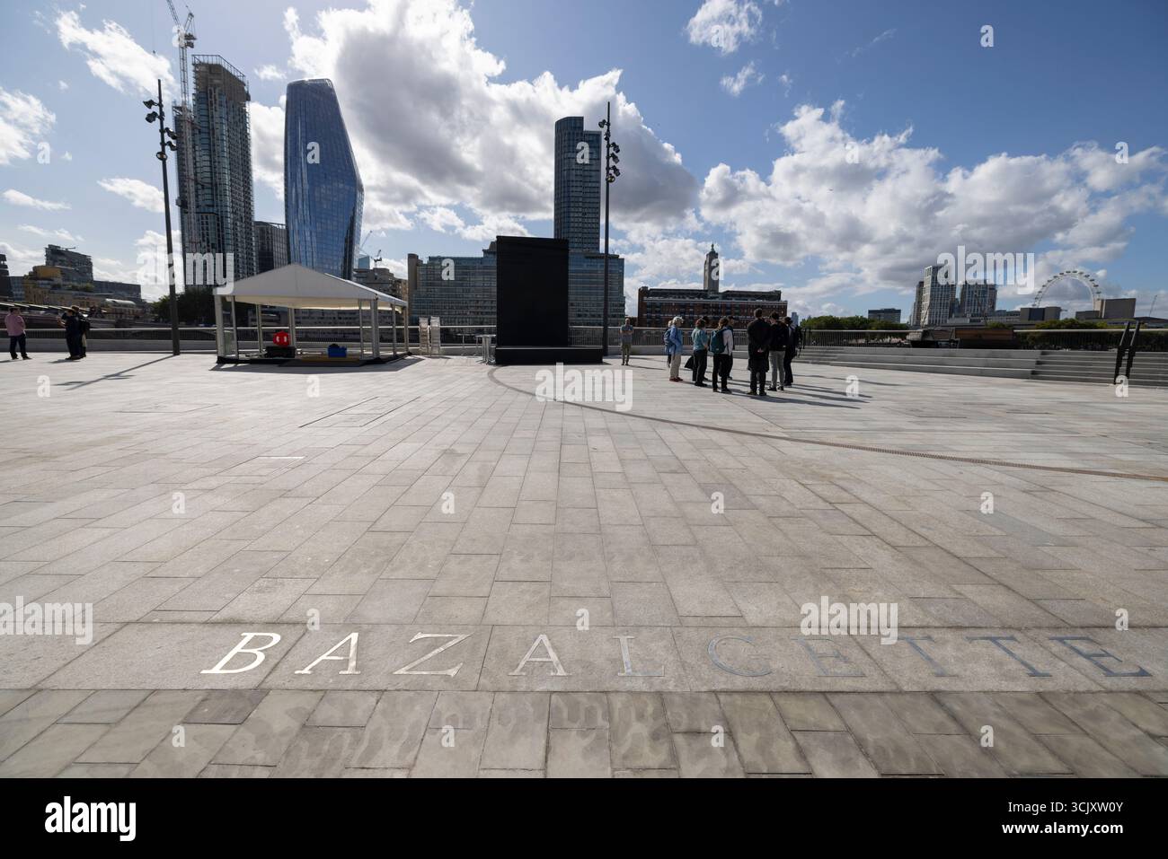 Bazalgette Embankment, place flottante de 1,5 hectares de terres récupérées dissimulant le « super égout » londonien de 4,6 milliards de livres sterling, à l'ouest de Blackfriars Bridge, dans le centre de Londres. Banque D'Images