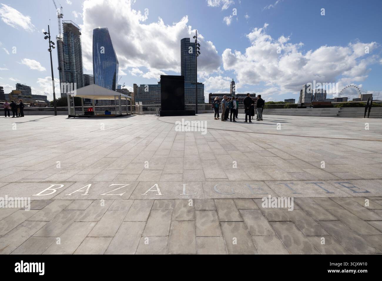 Bazalgette Embankment, place flottante de 1,5 hectares de terres récupérées dissimulant le « super égout » londonien de 4,6 milliards de livres sterling, à l'ouest de Blackfriars Bridge, dans le centre de Londres. Banque D'Images