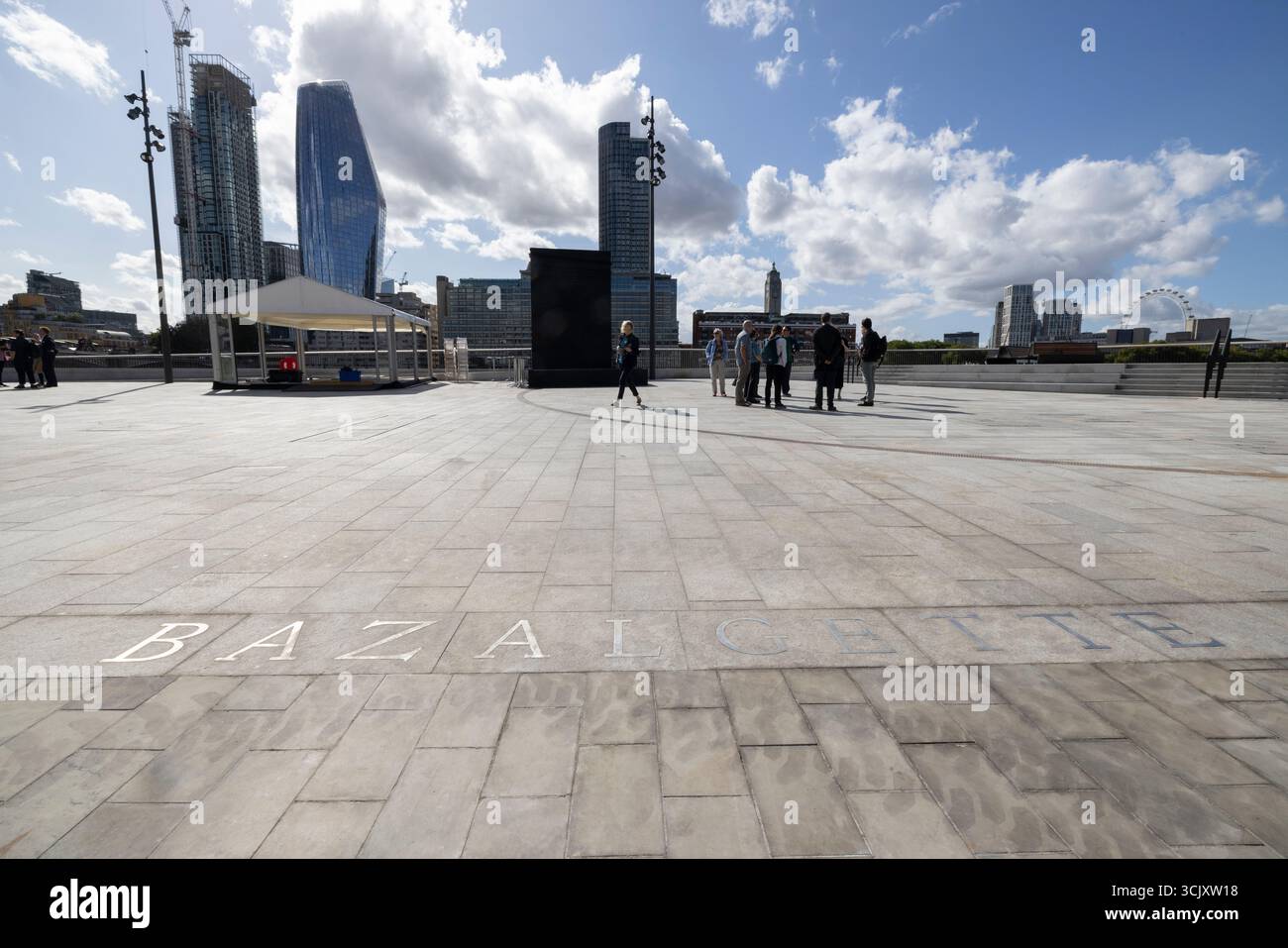 Bazalgette Embankment, place flottante de 1,5 hectares de terres récupérées dissimulant le « super égout » londonien de 4,6 milliards de livres sterling, à l'ouest de Blackfriars Bridge, dans le centre de Londres. Banque D'Images