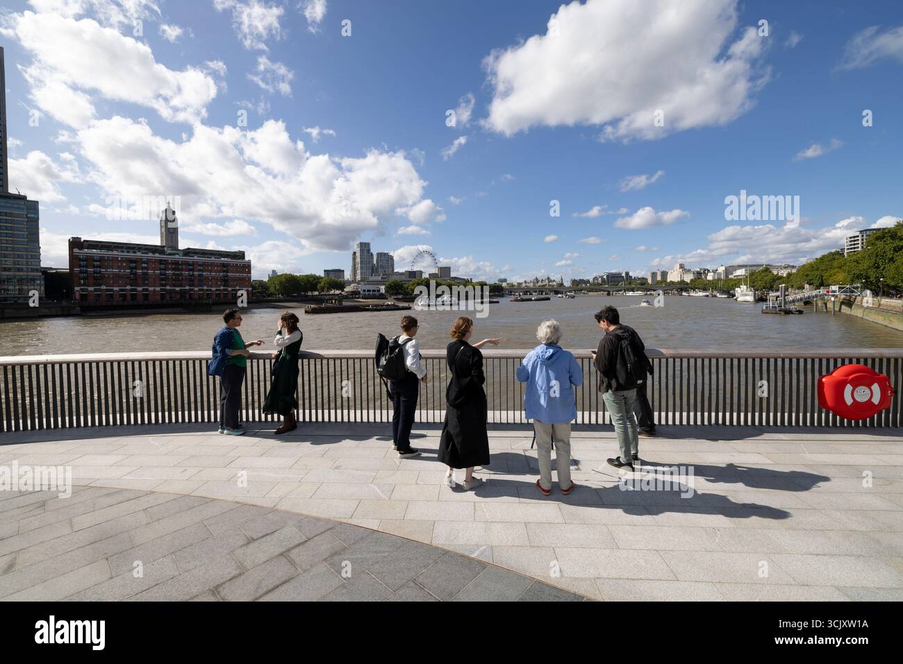 Bazalgette Embankment, place flottante de 1,5 hectares de terres récupérées dissimulant le « super égout » londonien de 4,6 milliards de livres sterling, à l'ouest de Blackfriars Bridge, dans le centre de Londres. Banque D'Images