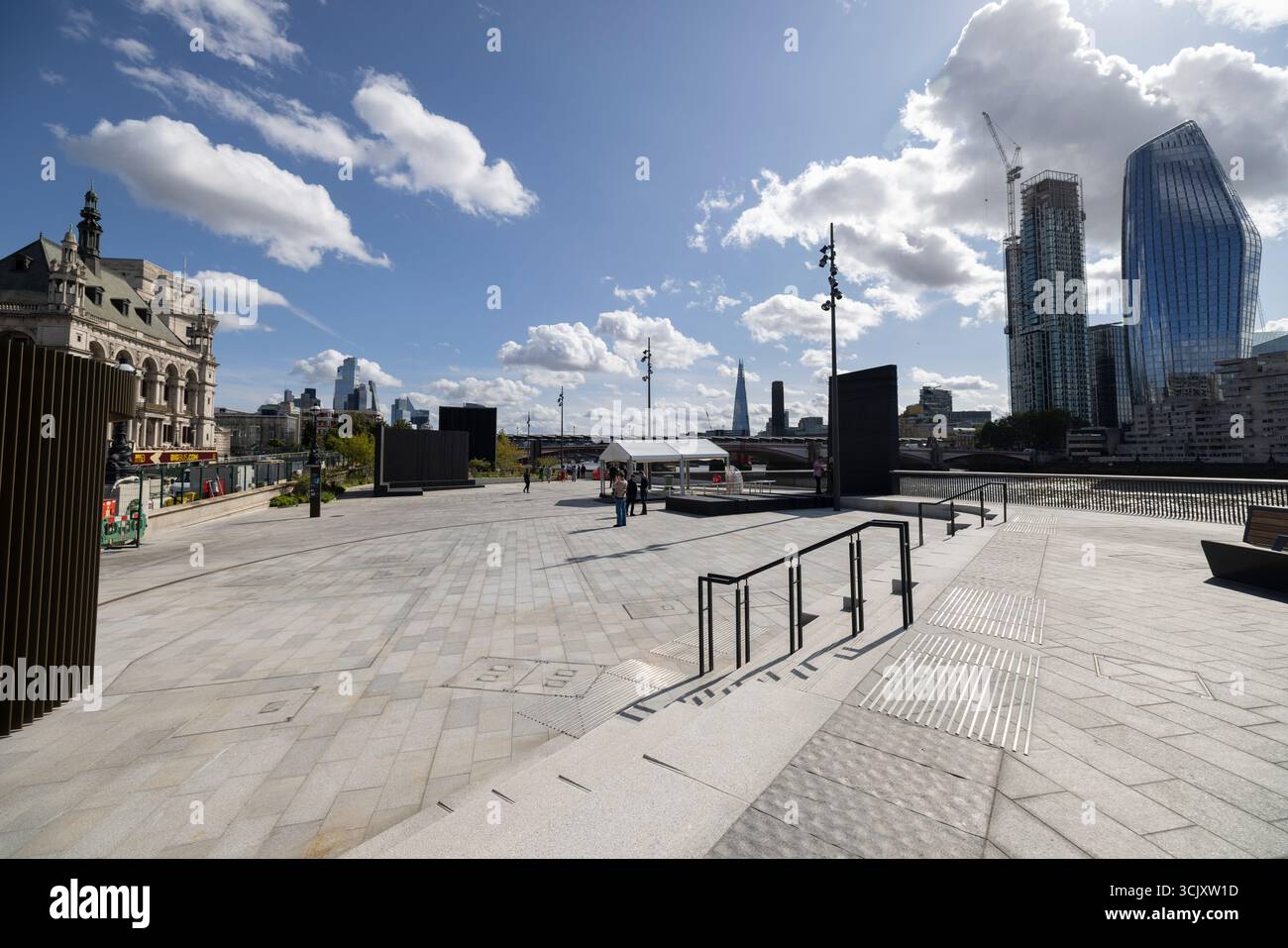 Bazalgette Embankment, place flottante de 1,5 hectares de terres récupérées dissimulant le « super égout » londonien de 4,6 milliards de livres sterling, à l'ouest de Blackfriars Bridge, dans le centre de Londres. Banque D'Images