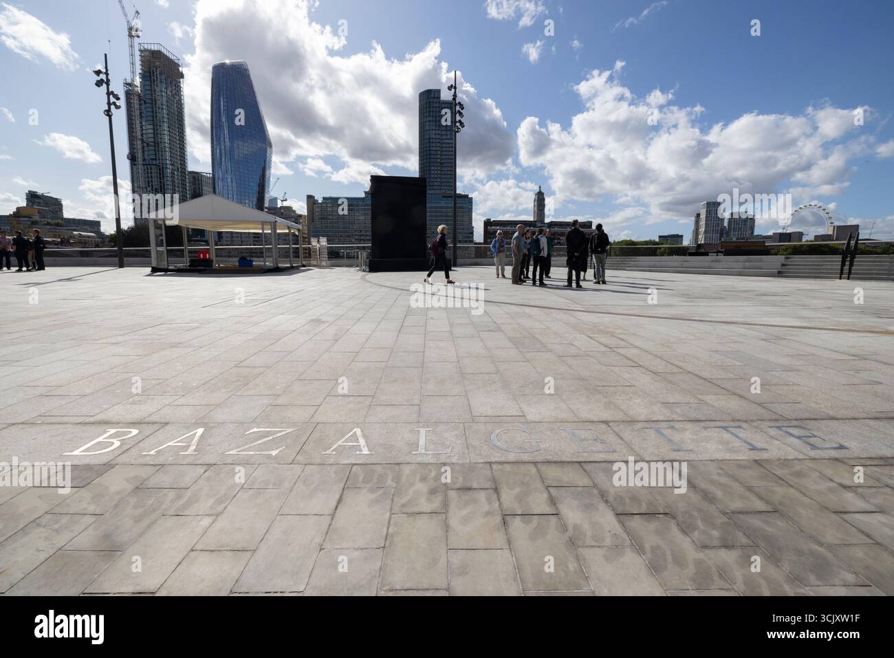 Bazalgette Embankment, place flottante de 1,5 hectares de terres récupérées dissimulant le « super égout » londonien de 4,6 milliards de livres sterling, à l'ouest de Blackfriars Bridge, dans le centre de Londres. Banque D'Images