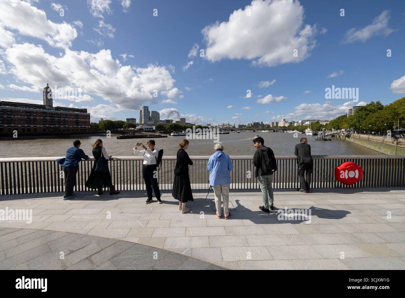 Bazalgette Embankment, place flottante de 1,5 hectares de terres récupérées dissimulant le « super égout » londonien de 4,6 milliards de livres sterling, à l'ouest de Blackfriars Bridge, dans le centre de Londres. Banque D'Images