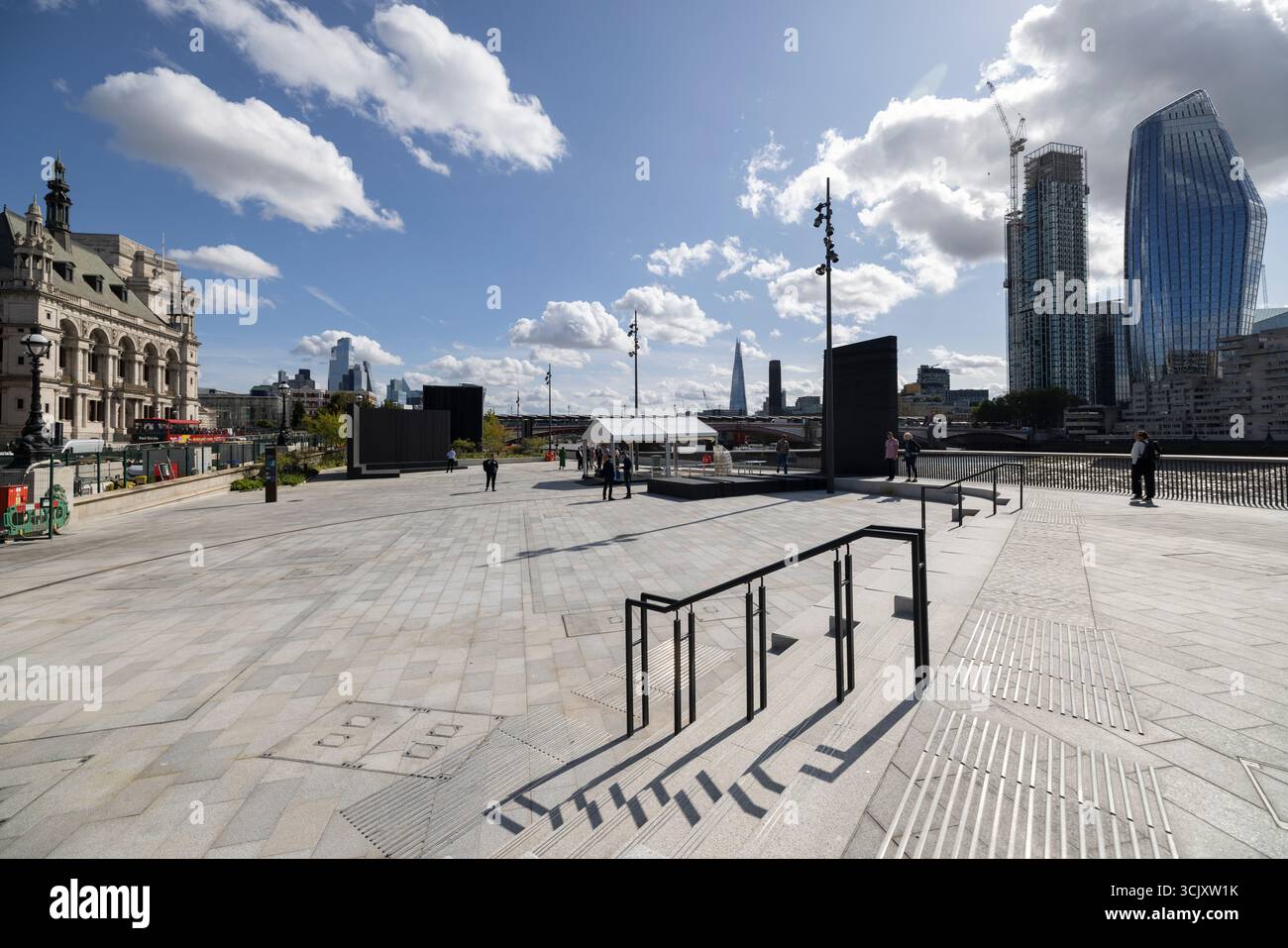 Bazalgette Embankment, place flottante de 1,5 hectares de terres récupérées dissimulant le « super égout » londonien de 4,6 milliards de livres sterling, à l'ouest de Blackfriars Bridge, dans le centre de Londres. Banque D'Images