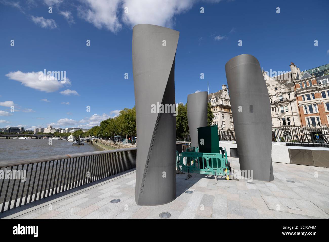 Bazalgette Embankment, place flottante de 1,5 hectares de terres récupérées dissimulant le « super égout » londonien de 4,6 milliards de livres sterling, à l'ouest de Blackfriars Bridge, dans le centre de Londres. Banque D'Images