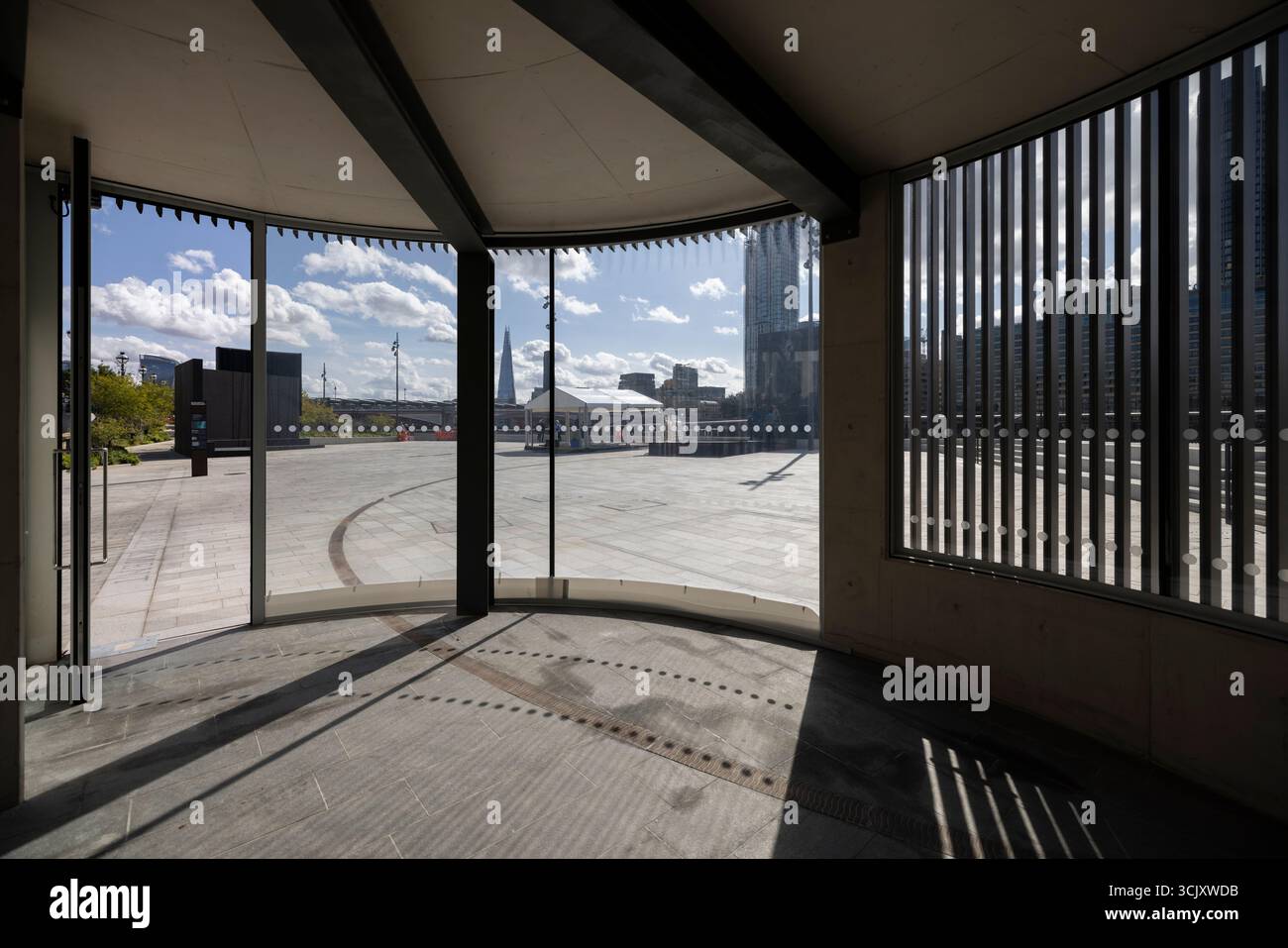 Bazalgette Embankment, place flottante de 1,5 hectares de terres récupérées dissimulant le « super égout » londonien de 4,6 milliards de livres sterling, à l'ouest de Blackfriars Bridge, dans le centre de Londres. Banque D'Images