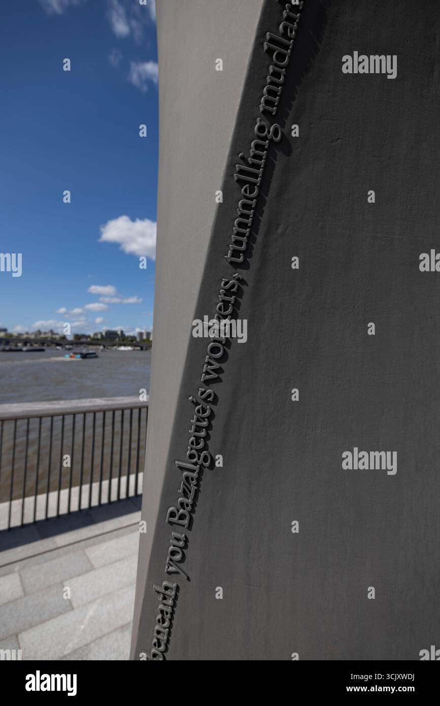 Bazalgette Embankment, place flottante de 1,5 hectares de terres récupérées dissimulant le « super égout » londonien de 4,6 milliards de livres sterling, à l'ouest de Blackfriars Bridge, dans le centre de Londres. Banque D'Images