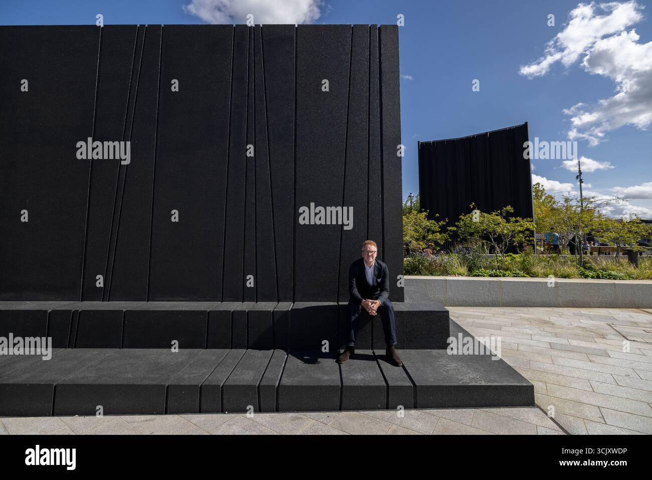L'artiste glaswegien Nathan Coley sur Bazalgette Embankment, place flottante de 1,5 hectares de terres récupérées dissimulant le « super égout » londonien de 4,6 milliards de livres sterling, Londres, Royaume-Uni Banque D'Images